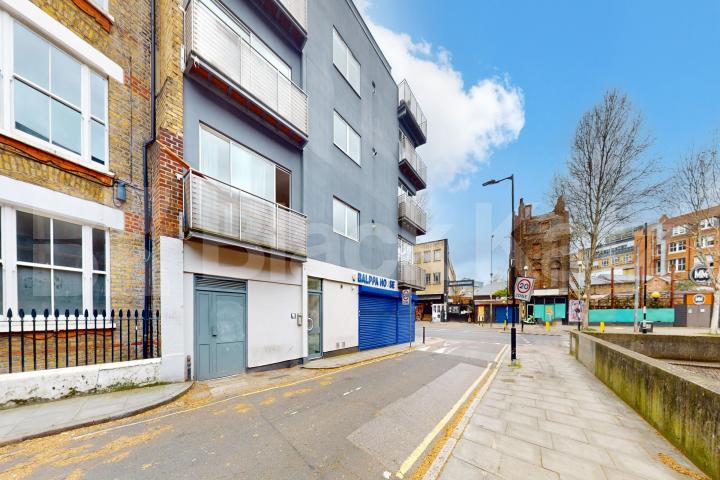 Freshly repainted throughout, wooden floors & superbly located   Newington Causeway, Borough